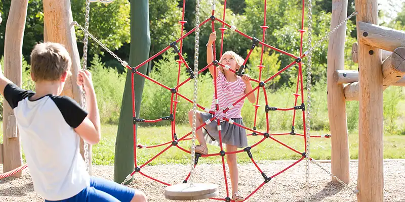 Aire de jeux / espace ludique - Pyramides & jeux de cordage