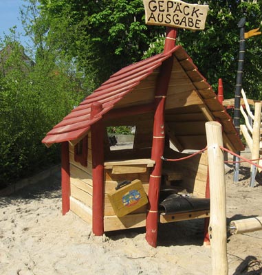 SPIELART : CABANE DE JEUX CONSIGNE DE GARE, ref C33