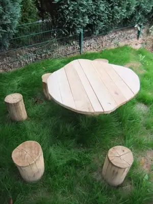 ENSEMBLE TABLE ET TABOURETS