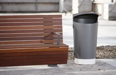 CORBEILLE ELBIN 120l - sur socle béton gris