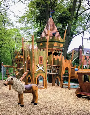 SPIELART : STRUCTURE DE JEUX CHÂTEAU AURICH, ref T84