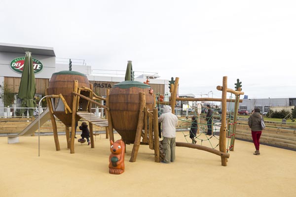 STRUCTURE DE JEUX ÉCUREUILS DANS LA FORET SPIELART