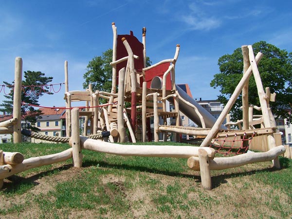STRUCTURE DE JEUX MONTAGNE - sur butte SPIELART