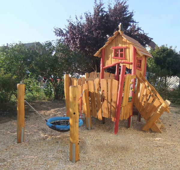 MAISONNETTE AVEC BALANÇOIRE NID SPIELART