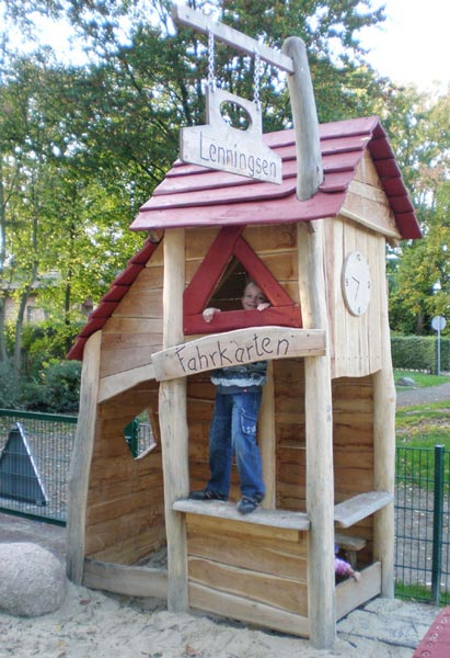 CABANE DE JEUX PETITE GARE SPIELART