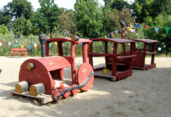 STRUCTURE DE JEUX LOCOMOTIVE AVEC WAGONS SPIELART