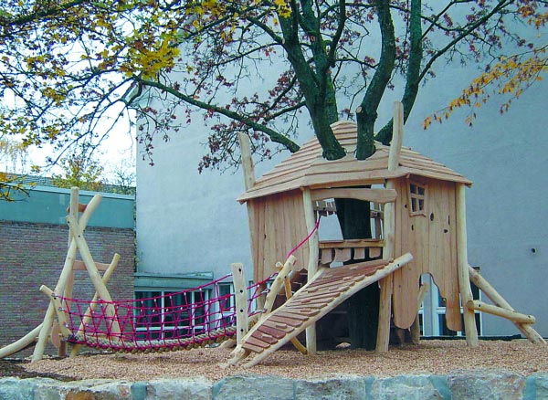 MAISON DANS LES ARBRES HOLZGERLINGEN SPIELART