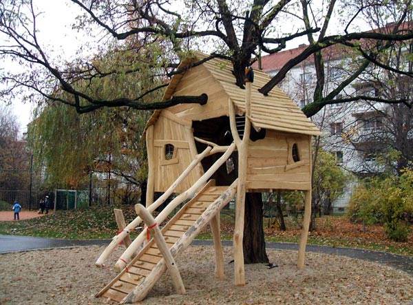 MAISON DANS LES ARBRES RUE JOSEPHINE SPIELART