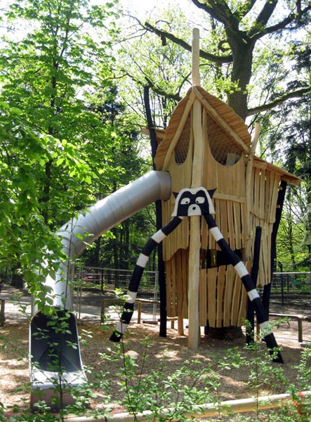 MAISON DU RATON LAVEUR DANS LES ARBRES SPIELART