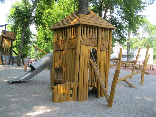 MAISON DES ROMAINS DANS LES ARBRES SPIELART