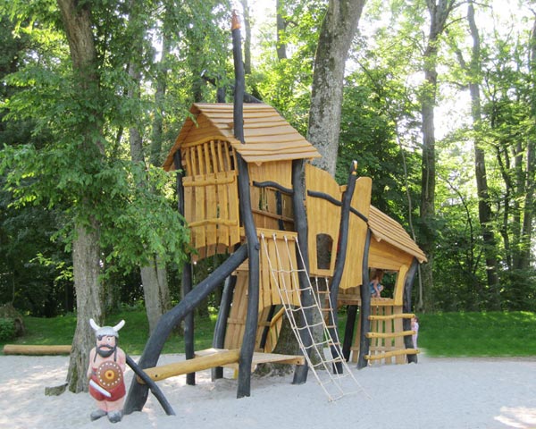 MAISON DES CELTES DANS LES ARBRES SPIELART