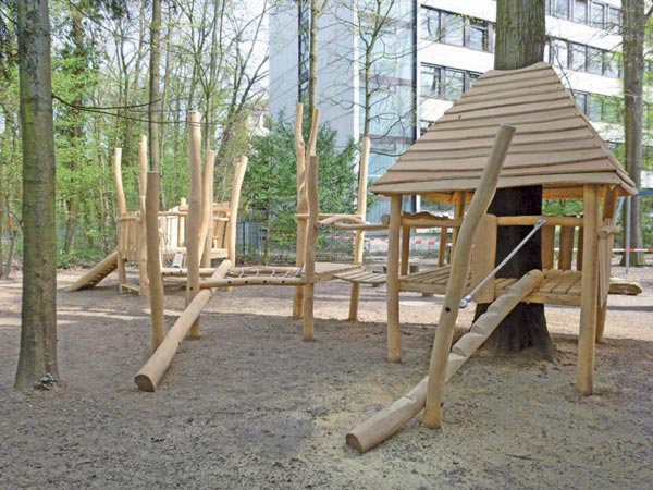 MAISON DANS LES ARBRES SPIELART