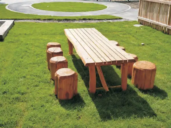 ENSEMBLE TABLE ET 8 TABOURETS SPIELART