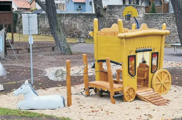 STRUCTURE DE JEUX CALÈCHE AVEC CHEVAL SPIELART