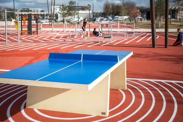 TABLE DE PING-PONG AMOPLAY - base en béton lisse pigmenté blanc AMOP