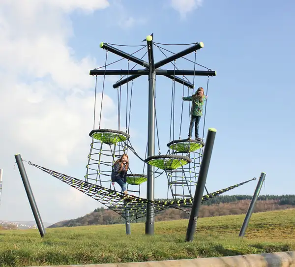 ARBRE AUX NIDS PERCHES LAOLA HUCK OCCITANIA