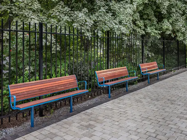 PARCO-BANK MIT ARMLEHNEN – Eiche, geölt – zum Einbetonieren NOLA