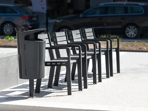 CHAISE FRANK - pin peint NOLA