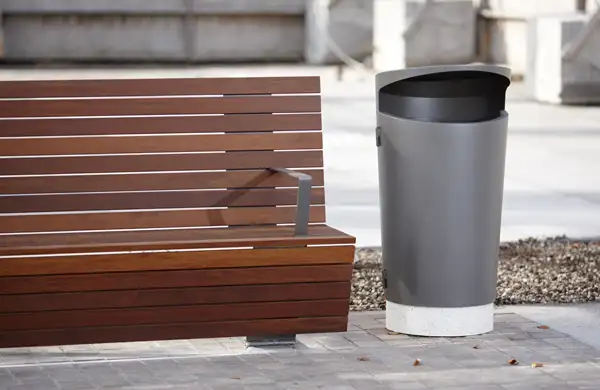 CORBEILLE ELBIN 120l - sur socle béton gris NOLA